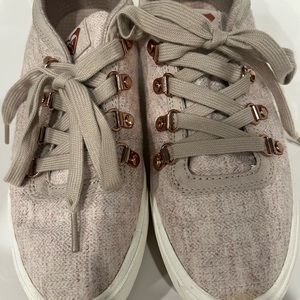 Roxy shoes light rose color with rose gold color accents.